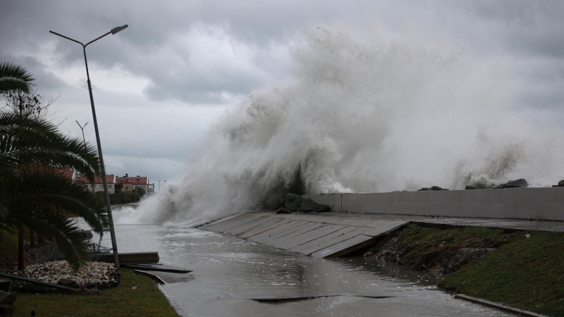 В Сочи привели экстренные службы в повышенную готовность из-за непогоды