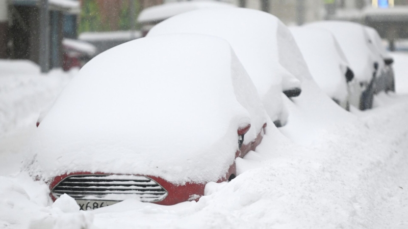 Последствия снегопада в Москве устраняют 145 тысяч человек