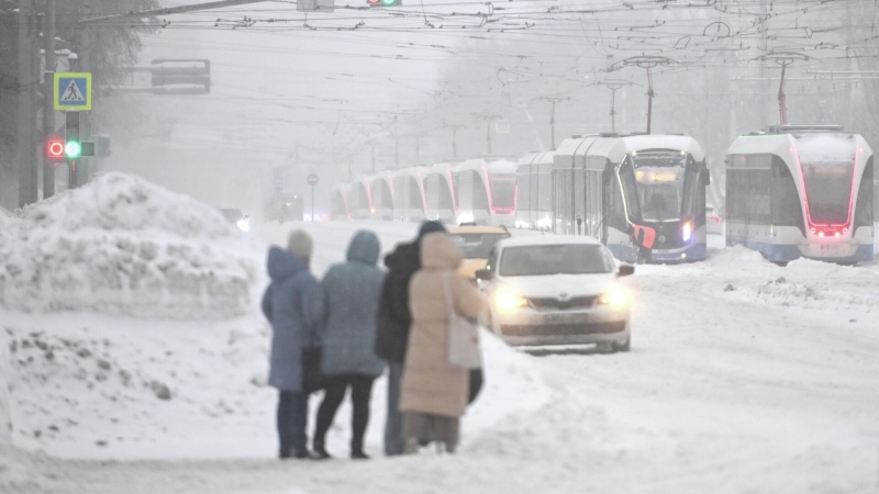 В Москве расчищают снежную гору на Миусской площади