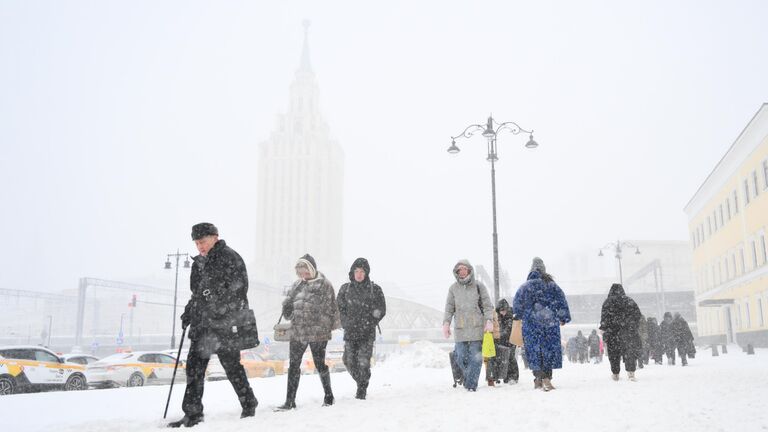 К уборке снега в Москве привлекли максимальное число коммунальщиков