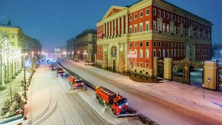 К уборке снега в Москве привлекли максимальное число коммунальщиков