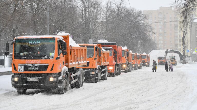 К уборке снега в Москве привлекли максимальное число коммунальщиков