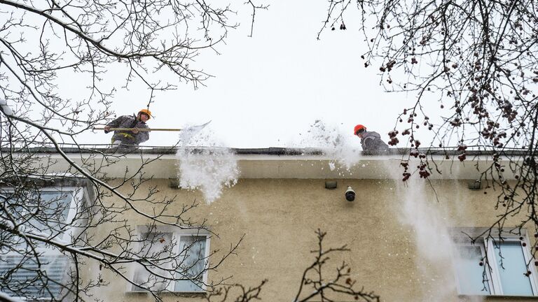 К уборке снега в Москве привлекли максимальное число коммунальщиков
