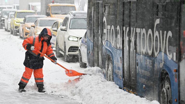 К уборке снега в Москве привлекли максимальное число коммунальщиков
