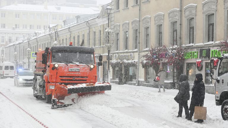 К уборке снега в Москве привлекли максимальное число коммунальщиков