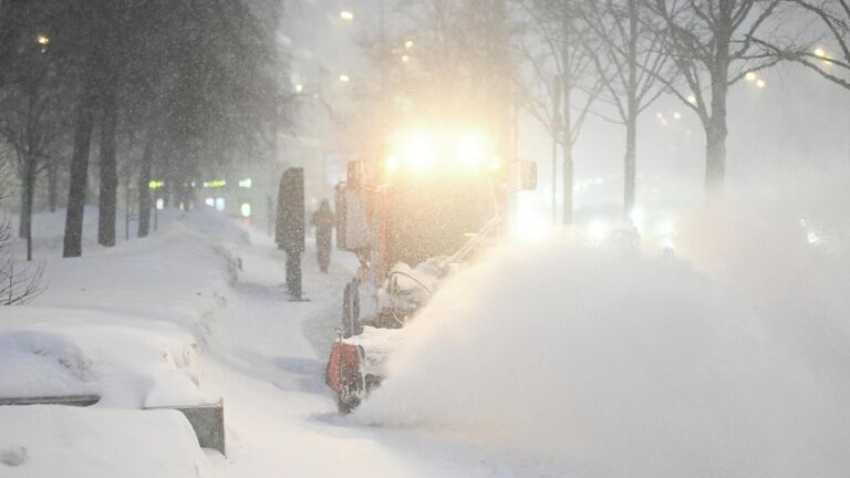 К уборке снега в Москве привлекли максимальное число коммунальщиков
