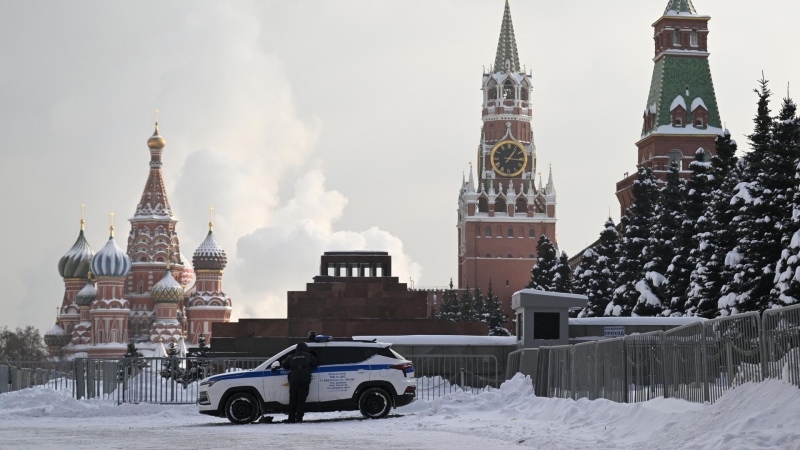 Высота сугробов в Москве продолжает уменьшаться, сообщил синоптик