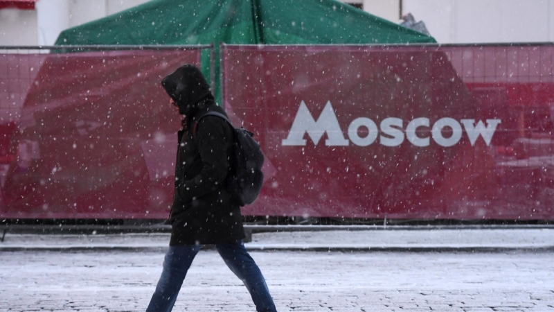 Высота сугробов в Москве продолжает уменьшаться, сообщил синоптик